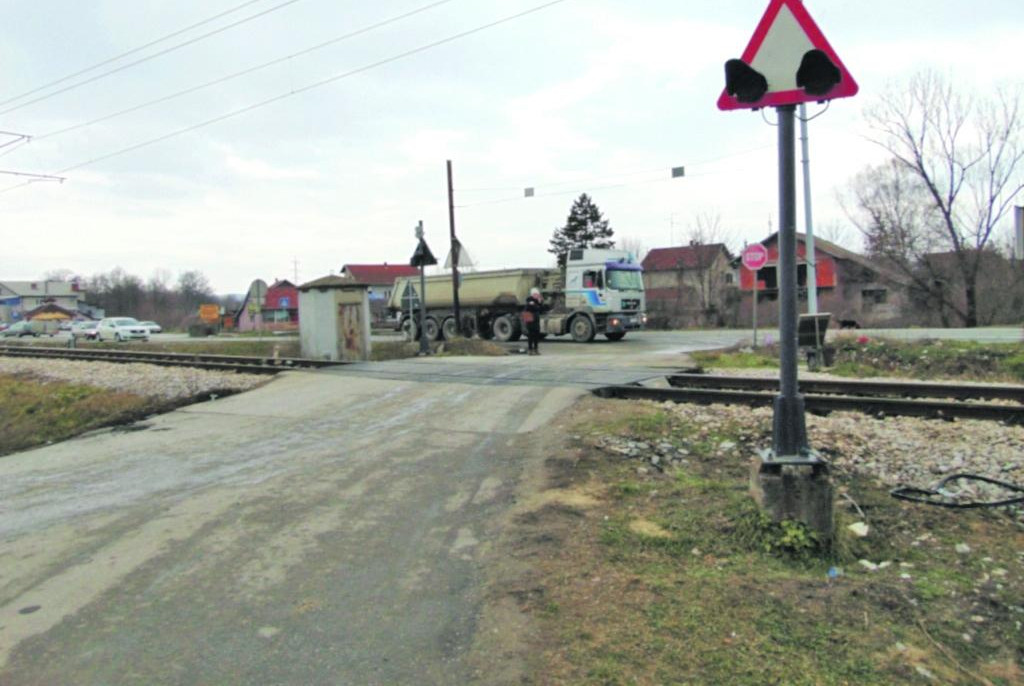 PRIJATELJE U GOLFU RAZNELA LOKOMOTIVA:  Potresni detalji saobraćajne nesreće u valjevskom selu Popučke!